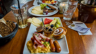 Dejun în Danemarca „Morgentallerken”, barul „Café Kystens Perle”, Copenhaga, Danemarca