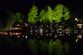 Lago en el parque de diversiones Tivoli de noche, Copenhague, Dinamarca